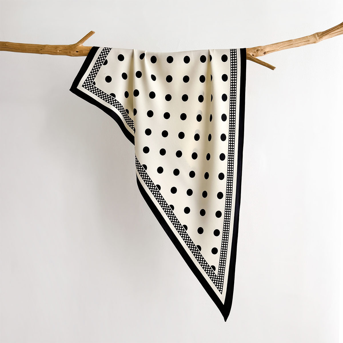 Trendy Bandana 100% Mulberry T - Ascot Neck Scarf 评论和价格