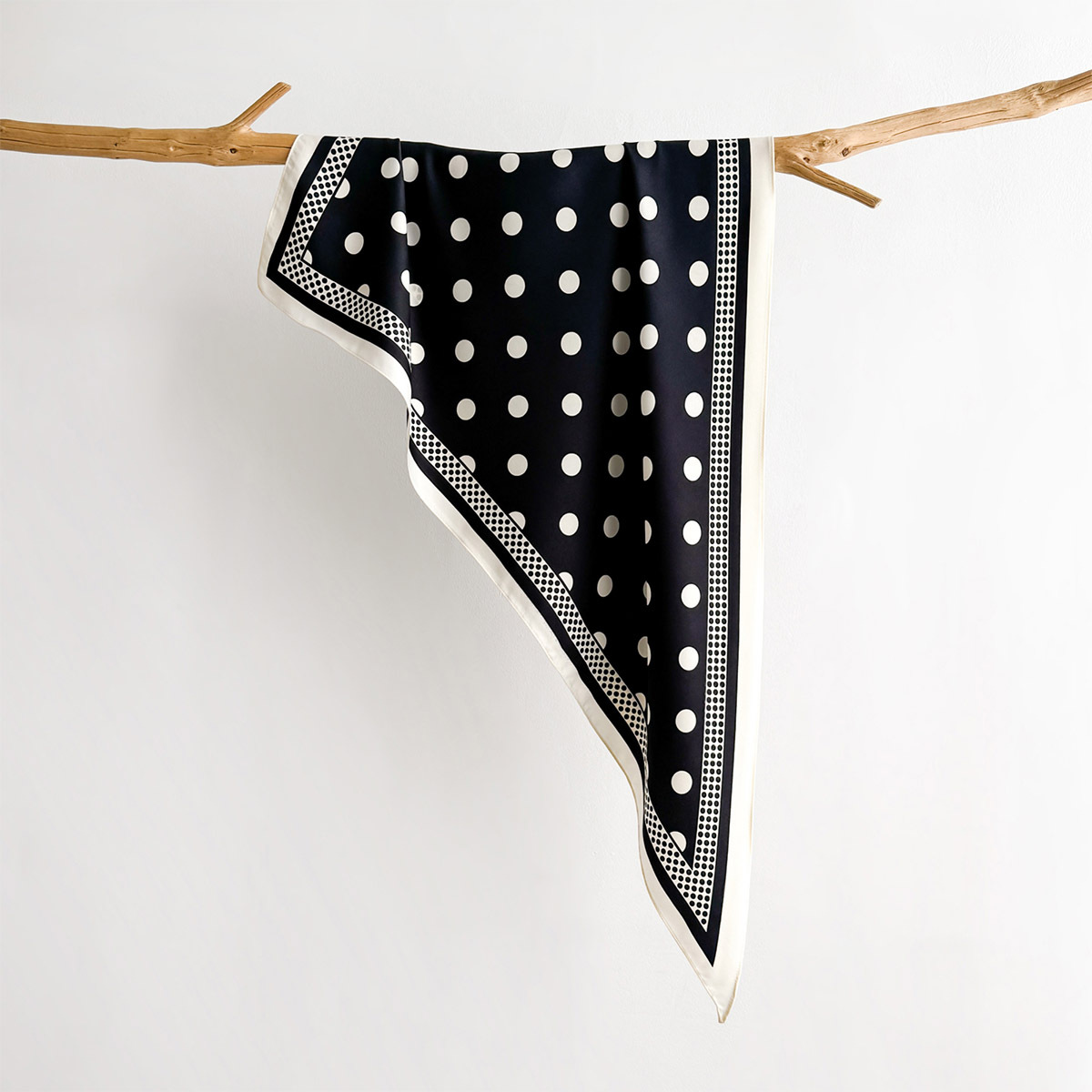 Trendy Bandana 100% Mulberry T - Ascot Neck Scarf 评论和价格